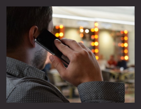 Persona hablando por teléfono